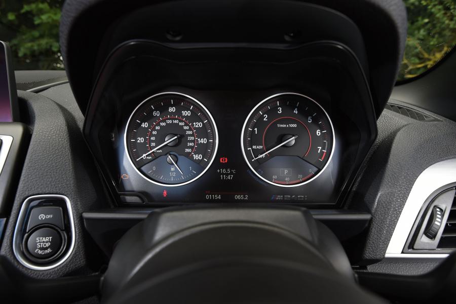 Панель приборов BMW M240i Convertible 2016 года  (UK) (фото 10 из 21)